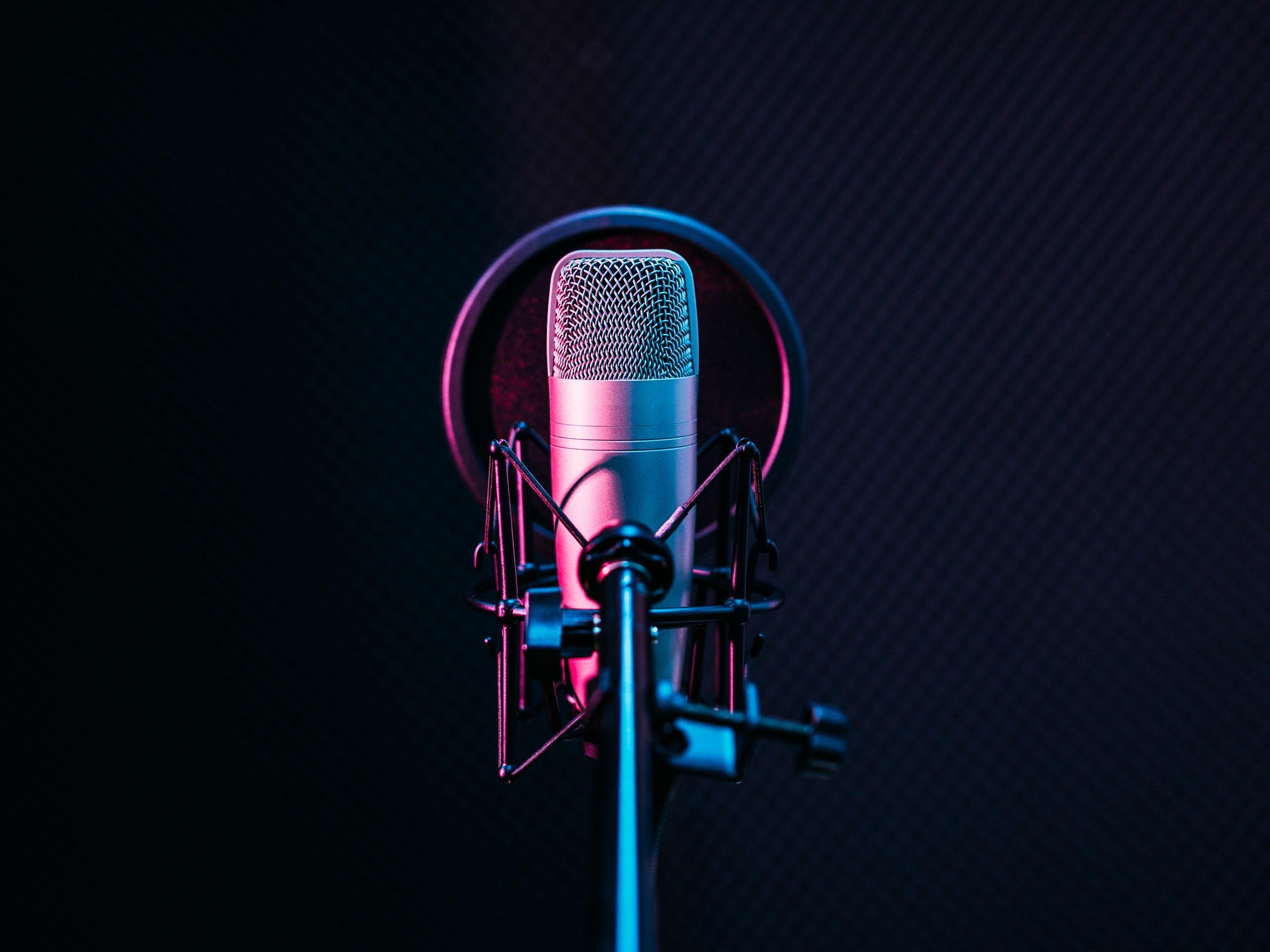 What is a Podcast & How Does it Work? (Ultimate Guide) 